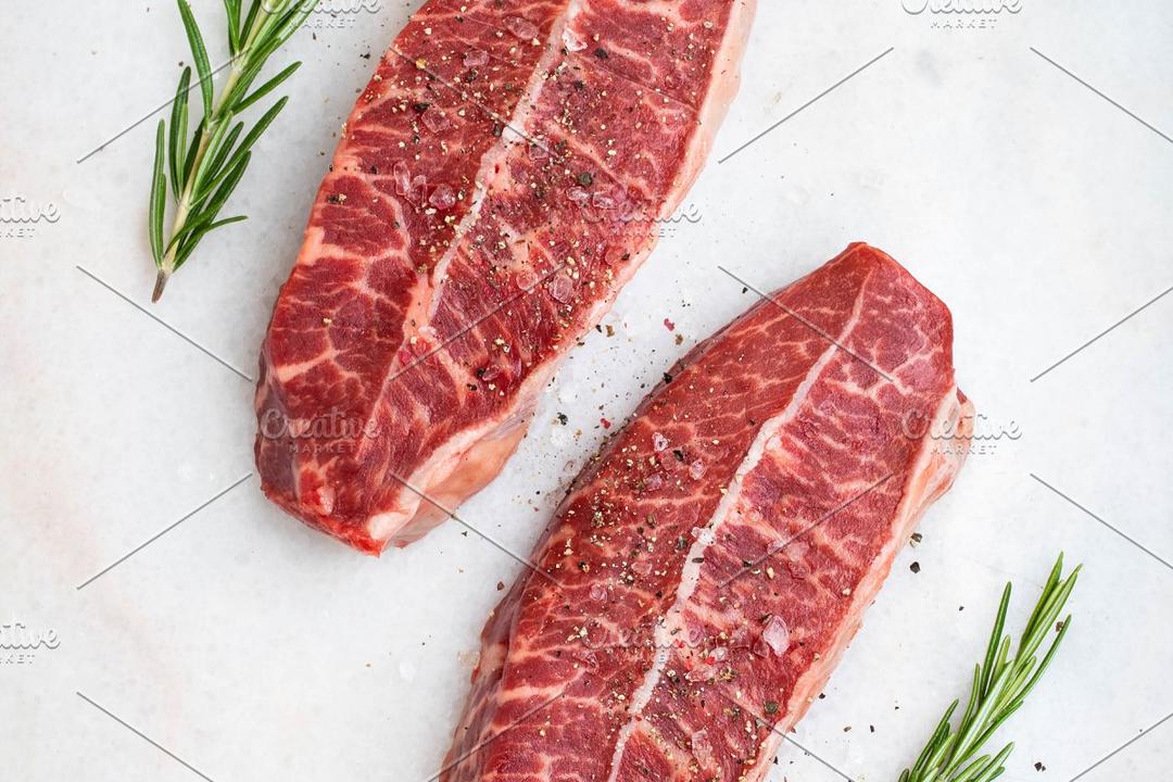 Raw fresh meat Top Blade steaks on 牛排高清照片