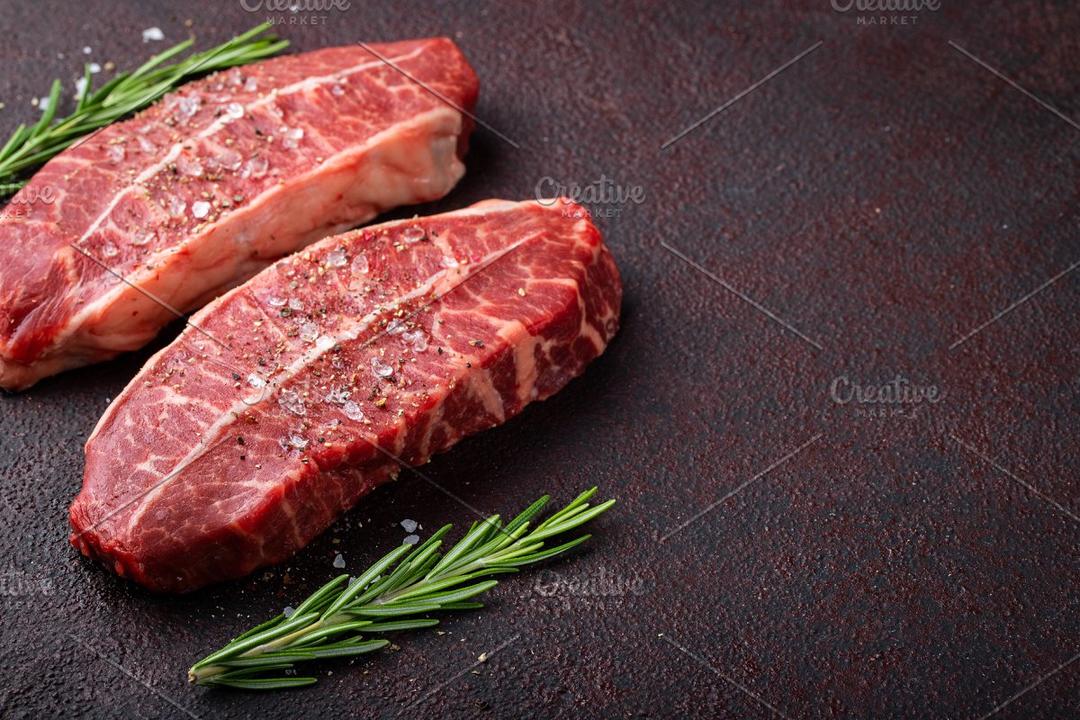Raw fresh meat Top Blade steaks on d 高清牛排照片