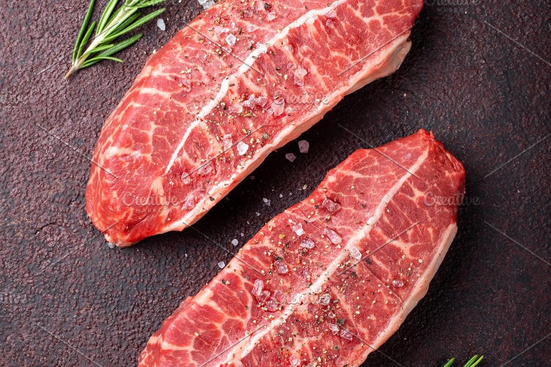 Raw fresh meat Top Blade steaks on高清牛排照片