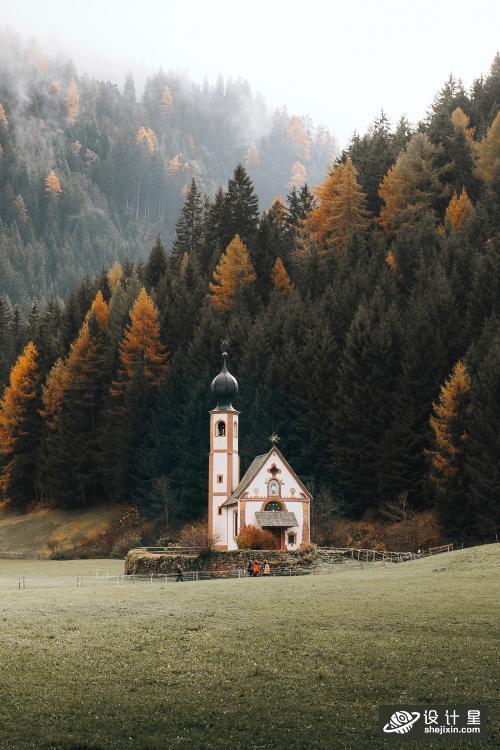 Church by the forest in Italy - 2092658 意大利森林教堂照片